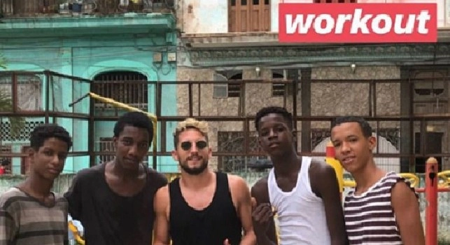 Mertens in vacanza a Cuba con la sua Kat, l'attaccante del Napoli si allena per le stra dell'Havana [VIDEO]