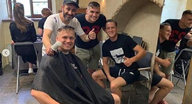 Zielinski si sposa, la famiglia e i preparativi col barbiere [FOTO]