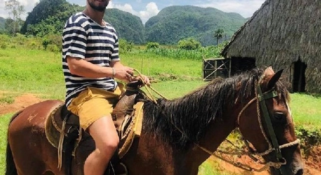 Mertens se la spassa a Cuba: tra un sigaro e una gita a cavallo [FOTO]