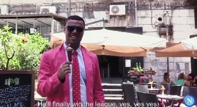 La SSC Napoli <i>prende in giro</i> il ritorno in Italia di Sarri: interviste con i napoletani in giro per la città [VIDEO]