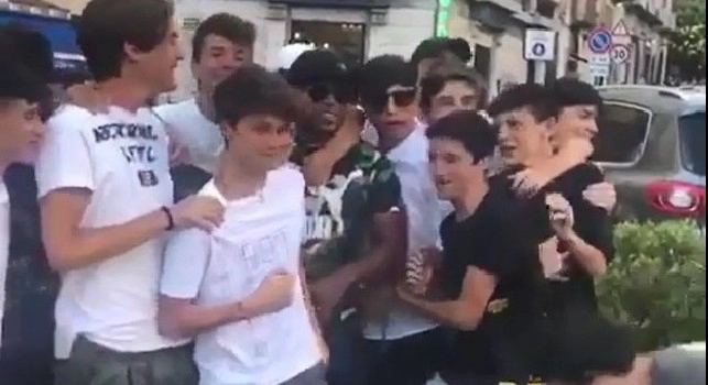 Zuniga travolto dall'affetto dei napoletani in città, spunta il like di James al post [VIDEO]