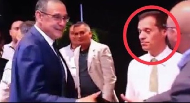 Sarri e la <i>vendetta</i> a Momblano: niente stretta di mano al giornalista che voleva Guardiola [VIDEO]