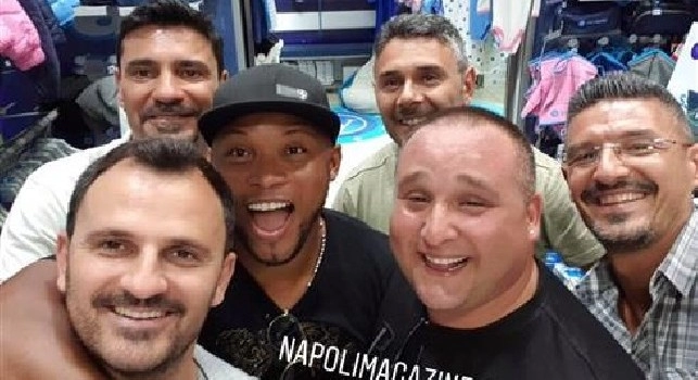 Zuniga in giro per Napoli, l'ex azzurro paparazzato al Kappa store di Via Chiaia [FOTO]