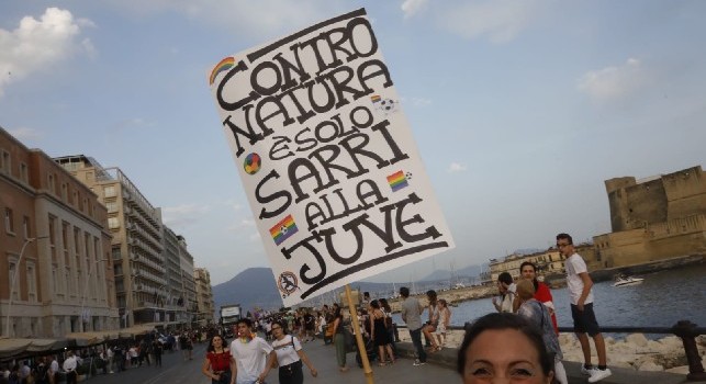 Gay pride a Napoli, spunta un cartello: Contro natura è solo Sarri alla Juve [FOTO CN24]