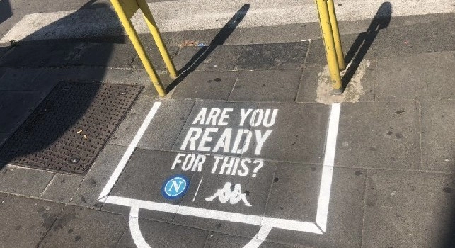 Nuove maglie SSC Napoli, spuntano alcuni indizi per le vie della citt&agrave; [FOTO]