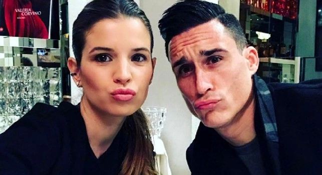 Callejon, la moglie sbotta sui social: Anziani in giro, a questi non frega un ca**o!