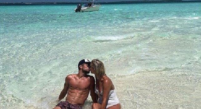 Anniversario di matrimonio per Mertens e la bella Kath: romantico bacio alle Bahamas [FOTO]
