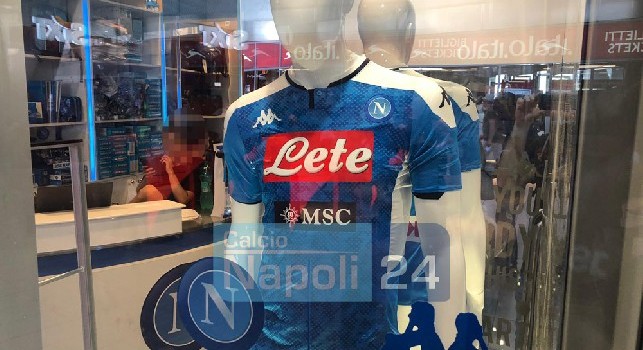 Nuova maglia SSC Napoli, parte la vendita negli store ufficiali: pantaloncini bianchi e calzerotti azzurri [FOTO CN24]