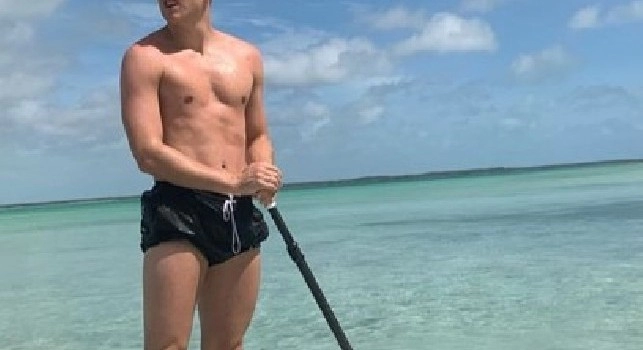 Zielinski e sua moglie Laura si godono le vacanze in Bahamas: l'azzurro alle prese con il surf [FOTO]