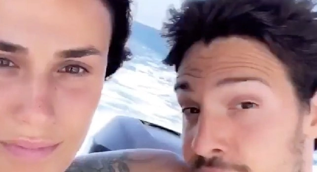 Verdi e la fidanzata se la spassano a Bacoli: giornata di mare e relax [FOTO]