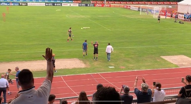 Dimaro, standing ovation per Carlo Ancelotti: il tecnico saluta i tifosi azzurri [FOTO]