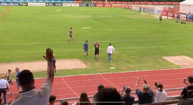 Dimaro, standing ovation per Carlo Ancelotti: il tecnico saluta i tifosi azzurri [FOTO]