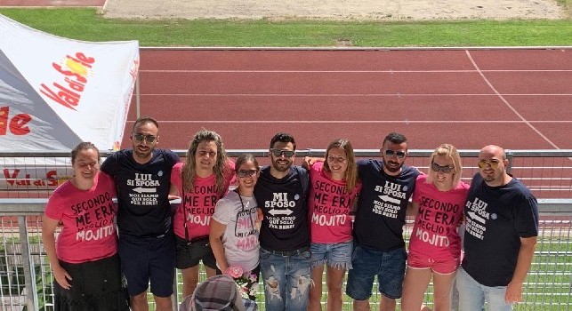 Futuri sposi sul campo di Carciato. Le amiche: Secondo me era meglio il mojito [FOTO]
