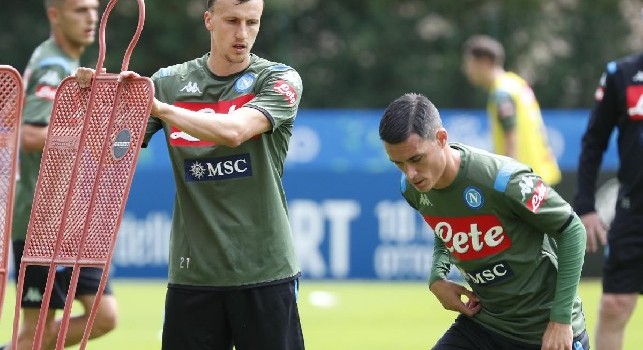 Allenamento mattutino finito, Chiriches si rilassa nelle acque gelide del torrente di Dimaro [VIDEO]