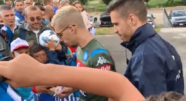 Dimaro, Gaetano alla sessione d'autografi: tutti i bambini pazzi dell'azzurrino! [VIDEO CN24]