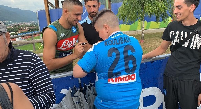 Dimaro, Maksimovic protagonista della sessione di autografi: molto disponibile il serbo, videosaluti e foto di gruppo [VIDEO CN24]