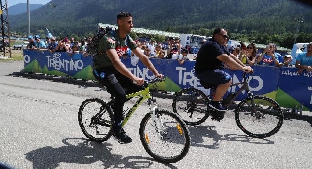 Dimaro, anche oggi Ghoulam va via in bici: sfila tra la gente e saluta tutti [VIDEO CN24]