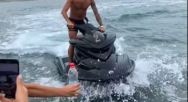Hysaj in moto d'acqua, spettacolare la sua bottle cap challenge [VIDEO]