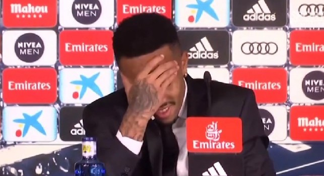 Real Madrid, malore per Militao durante la conferenza stampa: il calciatore costretto ad andare via [VIDEO]