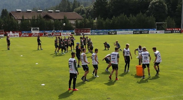 Dimaro, il Napoli si divide in due: sfida al secchio tra squadra bianca e squadra verde! [VIDEO]