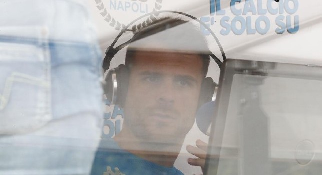 Orestis Karnezis intervistato al truck di Kiss Kiss Napoli