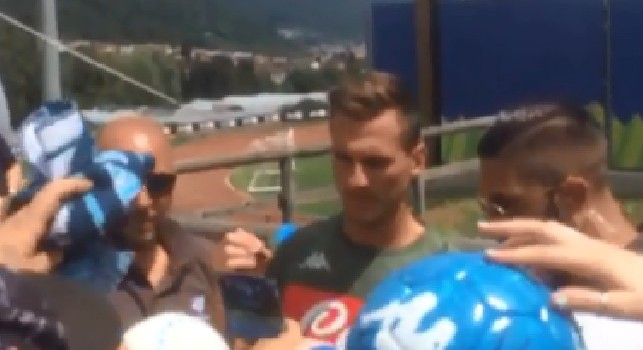 Aiuto, attenzione ai bambini: comportamento vergognoso dei tifosi azzurri, ressa per l'autografo di Milik [VIDEO CN24]
