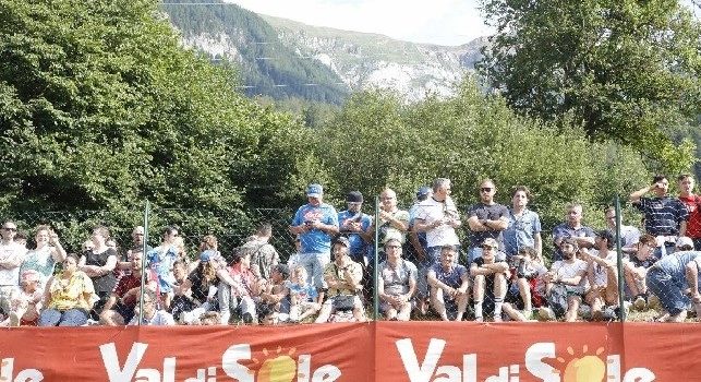 Napoli-FeralpiSal&ograve;, biglietti in esaurimento a Dimaro: tribuna coperta sold-out, restano pochi tagliandi per la scoperta