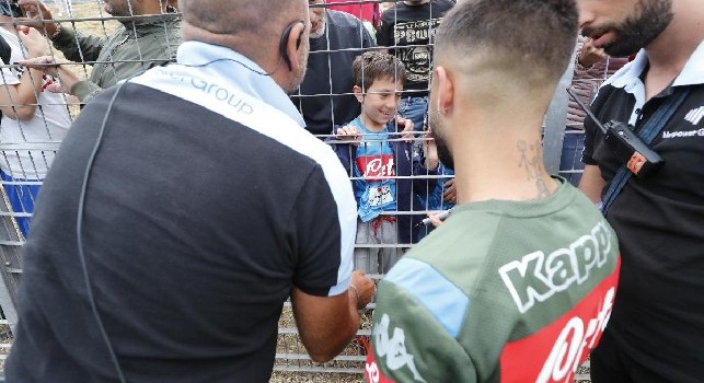 Insigne, splendido gesto: firma autografi ai piccoli tifosi che l'hanno invocato dall'esterno di Carciato! [FOTOGALLERY CN24]
