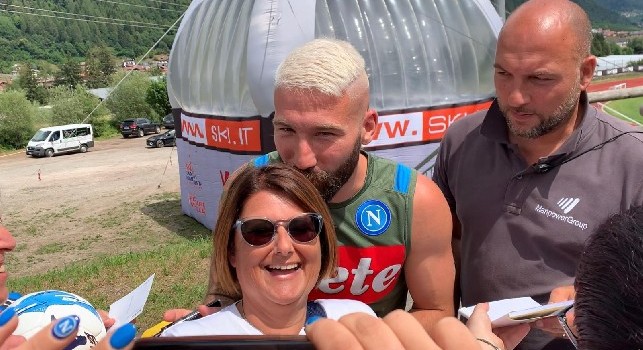 Dimaro 2019 - Tonelli al firma autografi: scatto col bacio alla tifosa! [VIDEO CN24]