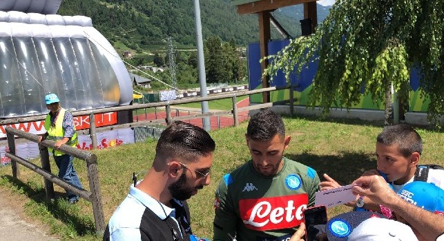 Ressa incredibile per l'autografo di Ghoulam: il terzino algerino ha salutato i tantissimi bambini presenti [VIDEO CN24]