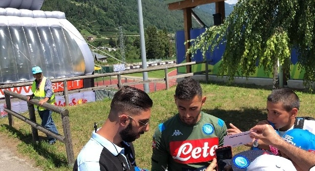 Ressa incredibile per l'autografo di Ghoulam: il terzino algerino ha salutato i tantissimi bambini presenti [VIDEO CN24]