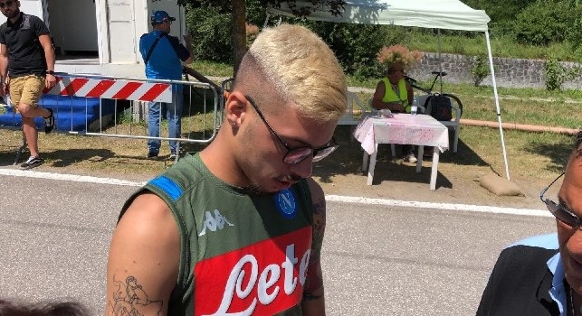 Gaetano, una foto per la nonna: siparietto tra l'attaccante ed un tifoso azzurro all'esterno di Carciato [VIDEO CN24]