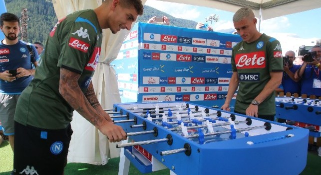 Callejon e Di Lorenzo da Prezioso Casa: selfie con i tifosi per i due azzurri [FOTO CN24]