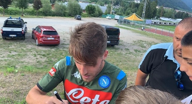 Dimaro 2019, Palmiero alla sessione di autografi. Siparietto con un tifoso: Ma è tamarro Malcuit? [FOTO e VIDEO CN24]
