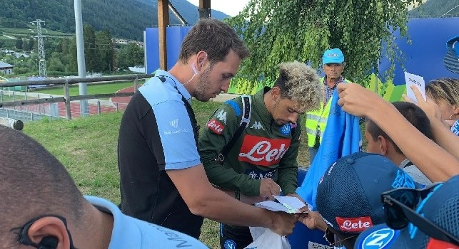 Dimaro 2019, Malcuit alla sessione di autografi: tanti sorrisi ai bambini [FOTO e VIDEO CN24]