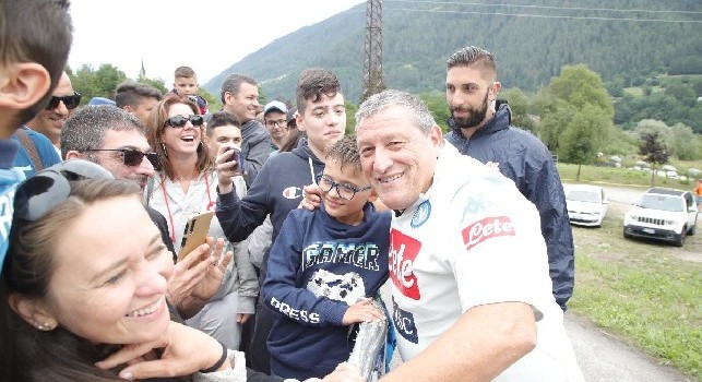 Tommaso Starace idolo dei tifosi: il magazziniere azzurro si ferma all'esterno di Carciato per selfies ed autografi [FOTO E VIDEO CN24]