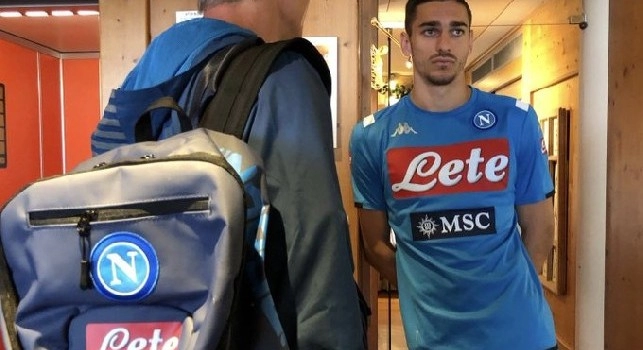 Meret arriva in ritiro, il Napoli lo accoglie sui social [FOTO]