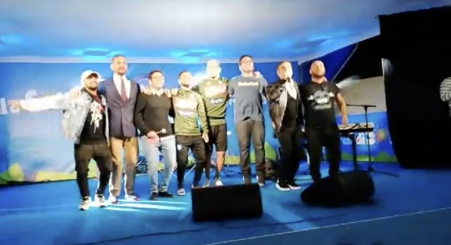 Napoli torna campione!, Edo De Laurentiis, Insigne e Gaetano cantano sul palco a Dimaro e la folla impazzisce [VIDEO CN24]