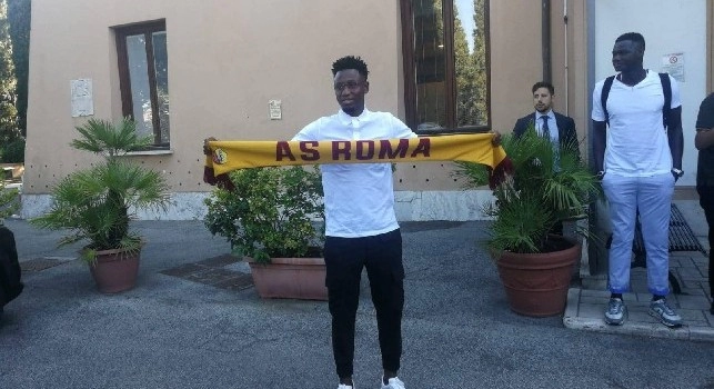Roma, primo giorno per Diawara: eccolo con la sciarpa giallorossa [FOTO]