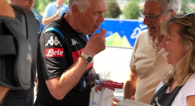 Dimaro 2019, Ancelotti al mercatino: tanti regali, ma anche tanti assaggi [FOTO e VIDEO CN24]