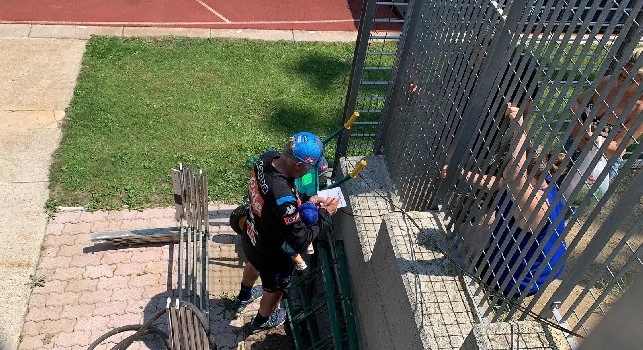 Portaci James, Ancelotti firma autografi <i>inaspettati</i>: spunta anche un bambolotto azzurro! [FOTO&VIDEO CN24]