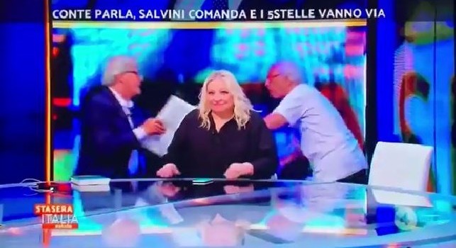 Rissa shock Sgarbi-Mughini, lo juventino preso a sediate in diretta tv! [VIDEO]