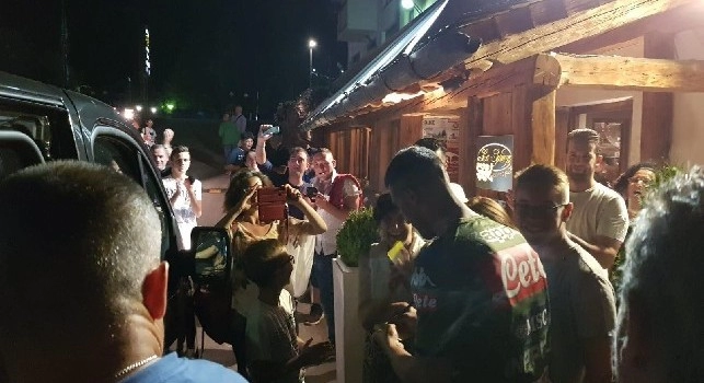 Ghoulam all'osteria Spleuza, dopo cena viene travolto dall'affetto dei tifosi: centinaia di selfie, esemplare! [FOTO]