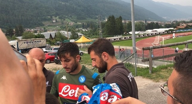 Dimaro 2019, folla oceanica per Manolas: il difensore firma tanti autografi [FOTO e VIDEO CN24]