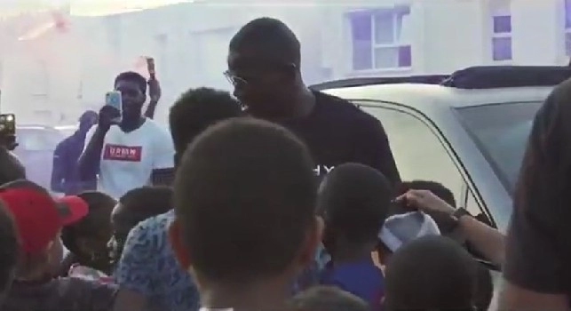 Koulibaly torna nel suo quartiere d'origine in Francia, accoglienza da re: bimbi e donne con la maglia del Napoli [VIDEO]