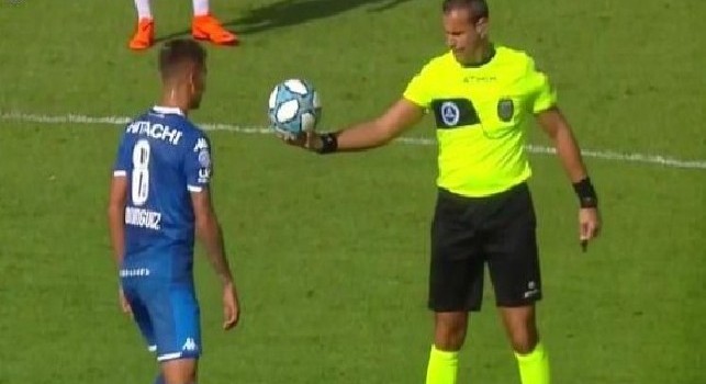 Arbitri, cambia una regola: se toccano il pallone si fermerà il gioco