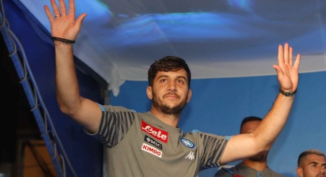 Kostas Manolas è un calciatore greco, difensore del Napoli e della Nazionale