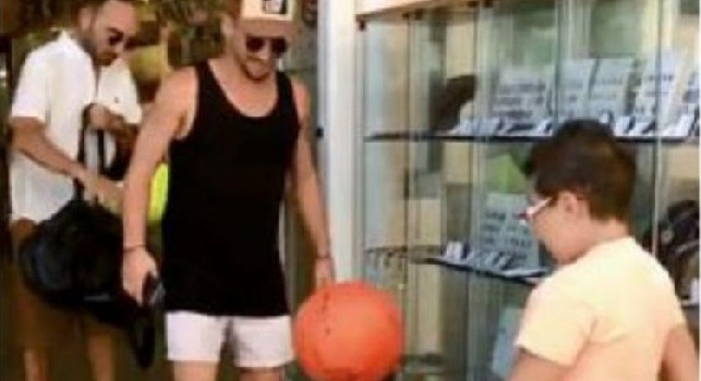 Mertens mattatore a Capri, gioca a calcio per strada e invita 4 ragazzini a cena: Vi aspetto per la grigliata