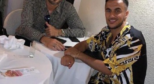 Ounas a cena col suo agente. Sui social spunta una foto con l'emoticon della firma: novità sul futuro? [FOTO]