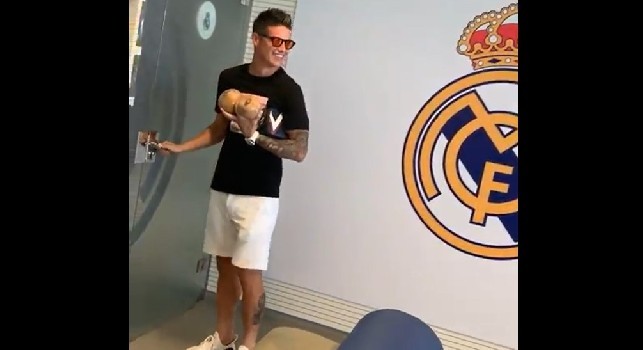 James Rodriguez sorridente al centro d'allenamento del Real Madrid, risate e sfottò con Marcelo [VIDEO]